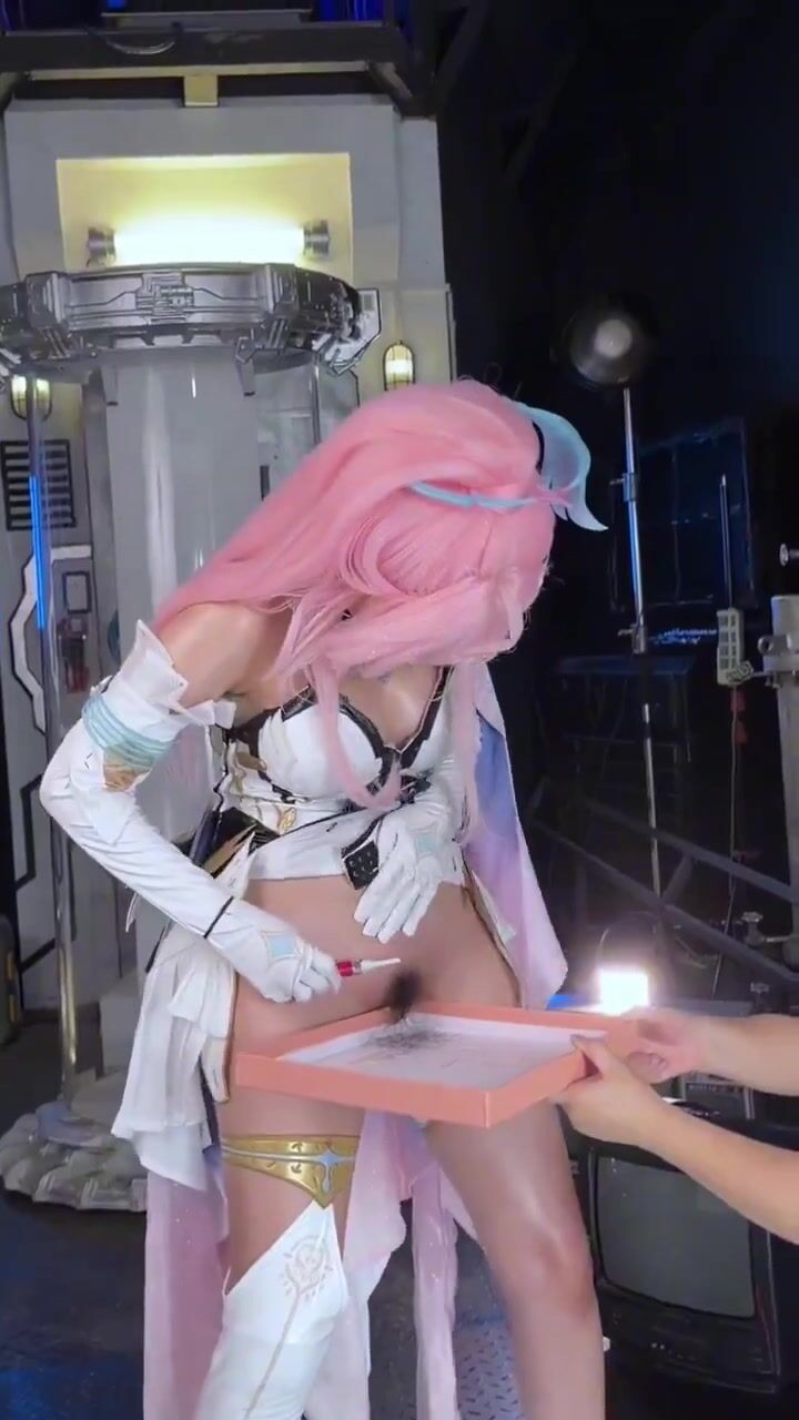 Em cosplay cạo lông lồn trước khi đi sự kiện